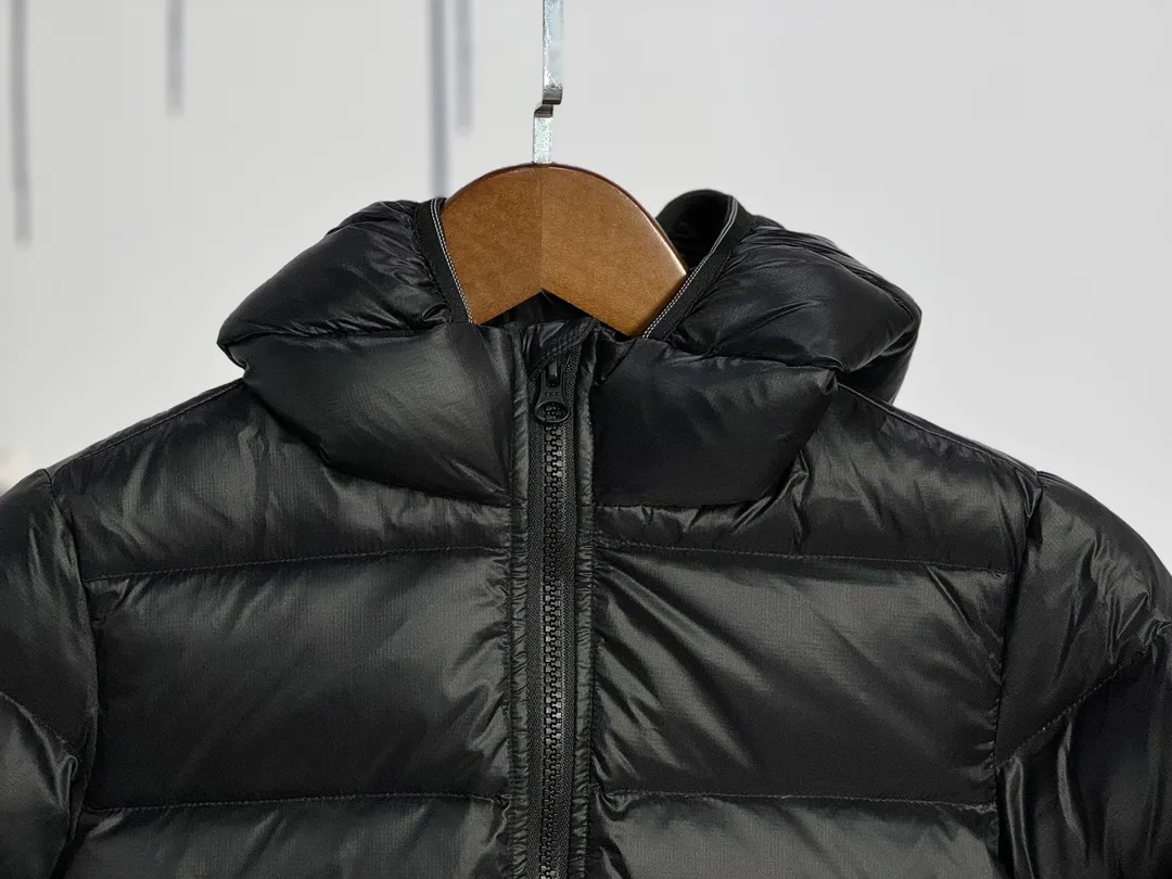 P640 CANADA GOOSE Canada Goose Crofton Children's Down Hoodie Big Goose Down Jacket 5460K Product Features ·This style uses thin channel-filled structural filling: 750-fill duck down, with lightweight fabrics and trims, lightweight and warm, allowing you to move freely ·Decorated with iconic double-stripe reflective details on the back ·Adjustable down hood sewn with reflective trim to enhance warmth and better protect against bad weather ·A weatherproof placket is designed under the two-way zipper to prevent wind and keep warm. The zipper opens from the bottom for increased range of motion and improved breathability. Power Stretch® reflective cuffs are stylish and lightweight, adding wind protection and warmth and making you more visible in low-light environments. Goose I.D. heritage label on the inside. 2 exterior pockets: Hand pockets with zipper closure and tricot fabric at the joints for softness and warmth.